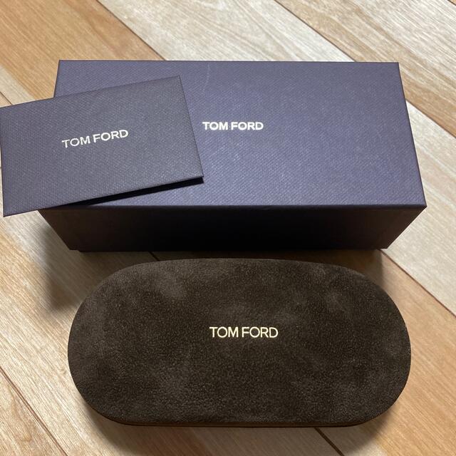 TOM FORD(トムフォード)のトムフォード　メガネケース　箱　新品 メンズのファッション小物(サングラス/メガネ)の商品写真