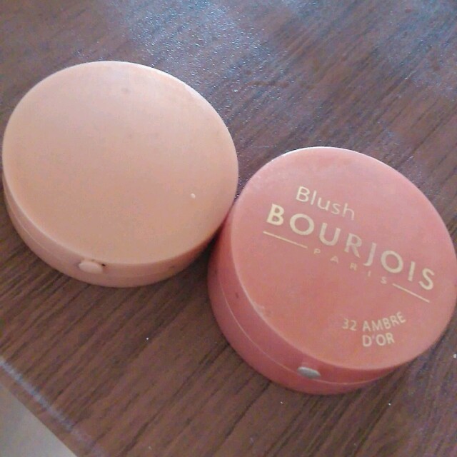 bourjois(ブルジョワ)のブルジョワ　チーク　３２　０２ コスメ/美容のベースメイク/化粧品(チーク)の商品写真