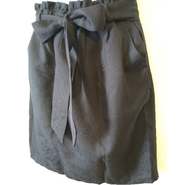 C.D.S BASIC(シーディーエスベーシック)の黒いタイトなスカート＊取り外し可能リボンと便利なポケット付＊ウエストゴム レディースのスカート(ひざ丈スカート)の商品写真