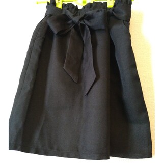 シーディーエスベーシック(C.D.S BASIC)の黒いタイトなスカート＊取り外し可能リボンと便利なポケット付＊ウエストゴム(ひざ丈スカート)