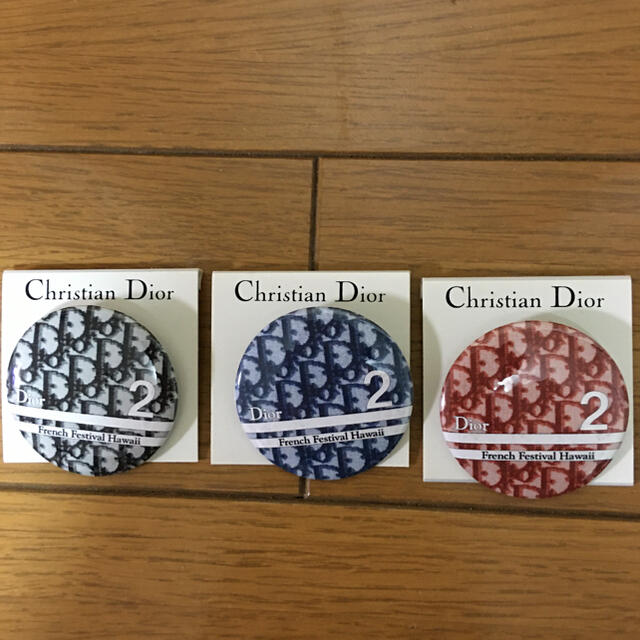 Christian Dior(クリスチャンディオール)のクリスチャンディオール缶バッジハワイフレンチフェスティバル限定品新品 レディースのアクセサリー(ブローチ/コサージュ)の商品写真