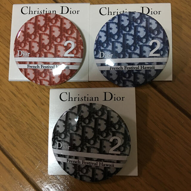 Christian Dior(クリスチャンディオール)のクリスチャンディオール缶バッジハワイフレンチフェスティバル限定品新品 レディースのアクセサリー(ブローチ/コサージュ)の商品写真