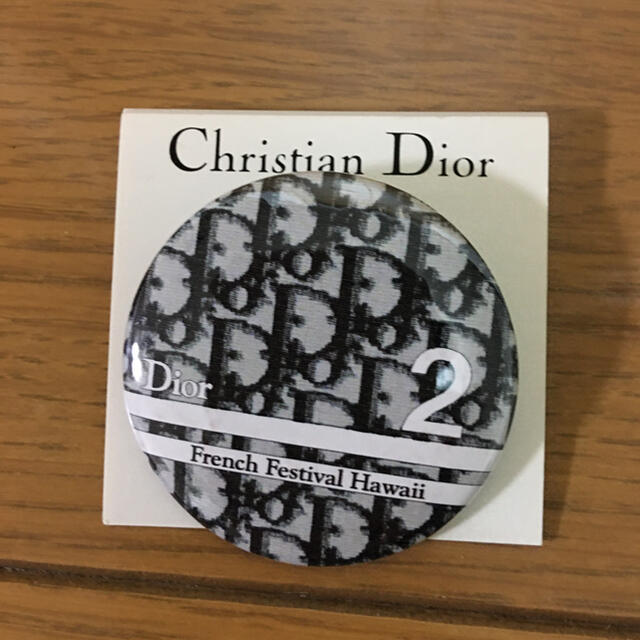 Christian Dior(クリスチャンディオール)のクリスチャンディオール缶バッジハワイフレンチフェスティバル限定品新品 レディースのアクセサリー(ブローチ/コサージュ)の商品写真