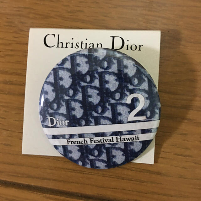 Christian Dior(クリスチャンディオール)のクリスチャンディオール缶バッジハワイフレンチフェスティバル限定品新品 レディースのアクセサリー(ブローチ/コサージュ)の商品写真