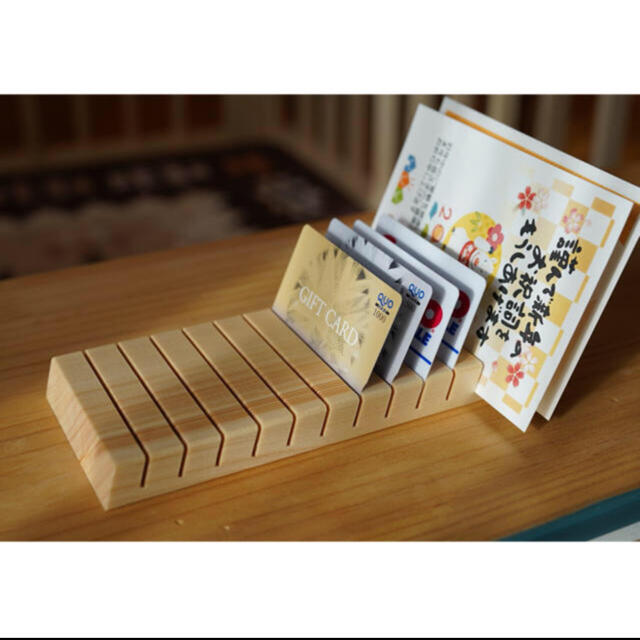 木製カードスタンド　ハンドメイド ハンドメイドのインテリア/家具(インテリア雑貨)の商品写真