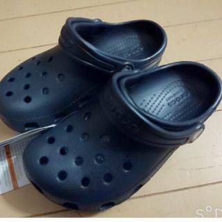 クロックス(crocs)のcrocs サンダル 18.5 ネイビー(サンダル)