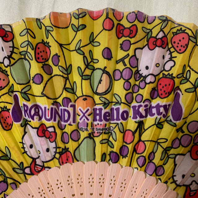 ハローキティ(ハローキティ)のラウンドワン×ハローキティ フルーツプリント扇子 黄色 ROUND1 サンリオ レディースの水着/浴衣(和装小物)の商品写真