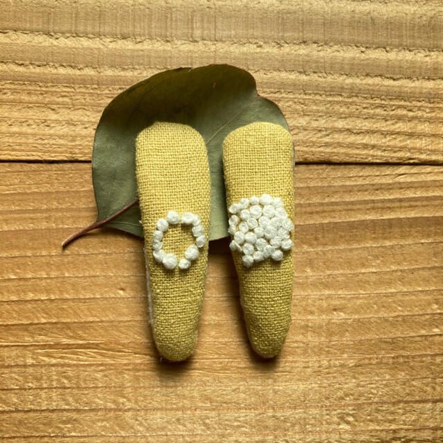 ハンドメイド  刺繍　パッチンピン キッズ/ベビー/マタニティのこども用ファッション小物(その他)の商品写真