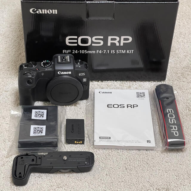 Canon(キヤノン)の【美品】EOS RP ボディ（液晶保護フィルム付）＋エクステンショングリップ スマホ/家電/カメラのカメラ(ミラーレス一眼)の商品写真