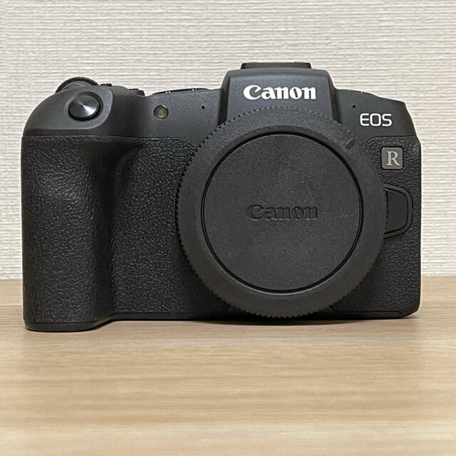 Canon(キヤノン)の【美品】EOS RP ボディ（液晶保護フィルム付）＋エクステンショングリップ スマホ/家電/カメラのカメラ(ミラーレス一眼)の商品写真