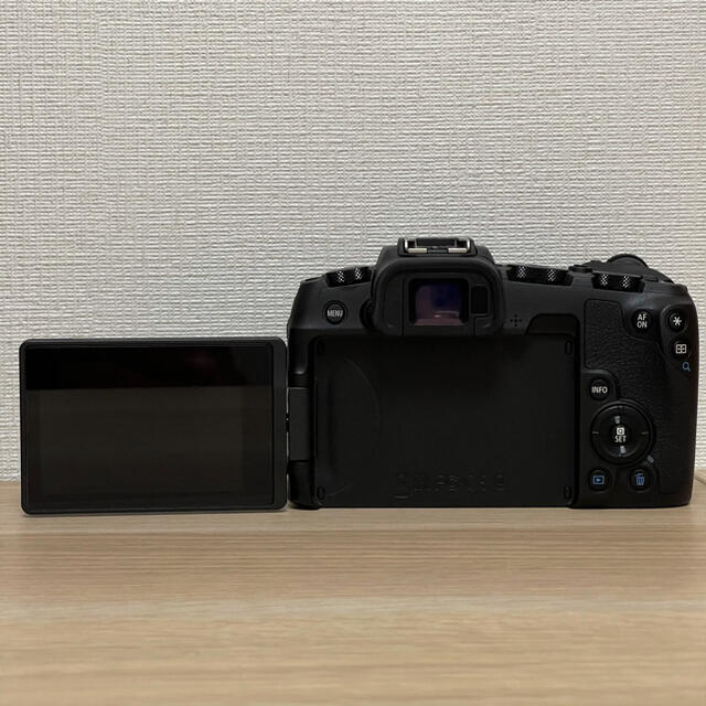 Canon(キヤノン)の【美品】EOS RP ボディ（液晶保護フィルム付）＋エクステンショングリップ スマホ/家電/カメラのカメラ(ミラーレス一眼)の商品写真