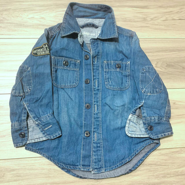 babyGAP(ベビーギャップ)のbaby Gap ブルーデニムシャツ90 キッズ/ベビー/マタニティのキッズ服男の子用(90cm~)(Tシャツ/カットソー)の商品写真