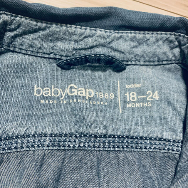 babyGAP(ベビーギャップ)のbaby Gap ブルーデニムシャツ90 キッズ/ベビー/マタニティのキッズ服男の子用(90cm~)(Tシャツ/カットソー)の商品写真