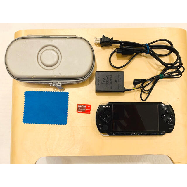 PlayStation Portable(プレイステーションポータブル)の【動作確認できました】SONY PSP-3000 黒　メモリースティック　4GB エンタメ/ホビーのゲームソフト/ゲーム機本体(携帯用ゲーム機本体)の商品写真