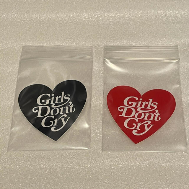 Supreme(シュプリーム)のgirls don't cry ステッカー　赤&黒セット　2枚 メンズのファッション小物(その他)の商品写真