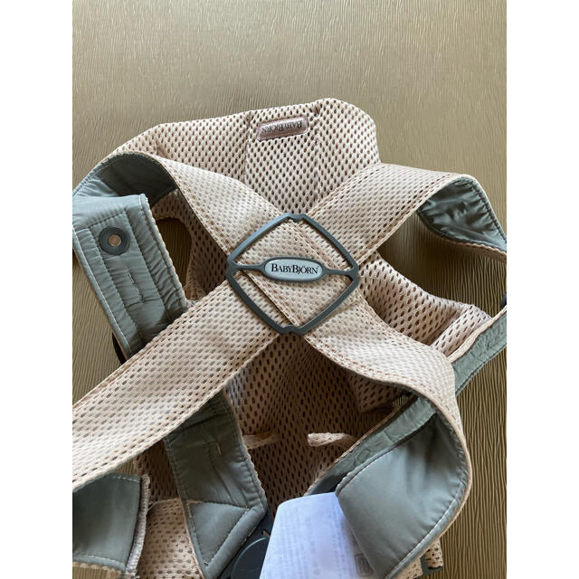 BABYBJORN(ベビービョルン)のベビービョルン　ベビーキャリアmini air パーリーピンク キッズ/ベビー/マタニティの外出/移動用品(抱っこひも/おんぶひも)の商品写真