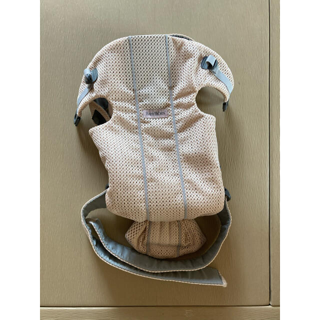 BABYBJORN(ベビービョルン)のベビービョルン　ベビーキャリアmini air パーリーピンク キッズ/ベビー/マタニティの外出/移動用品(抱っこひも/おんぶひも)の商品写真