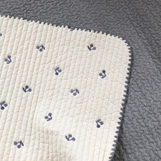 さくらんぼブルーグレー刺繍ベビー　韓国イブル　お昼寝　ラグマット　70×90cm(ベビー布団)