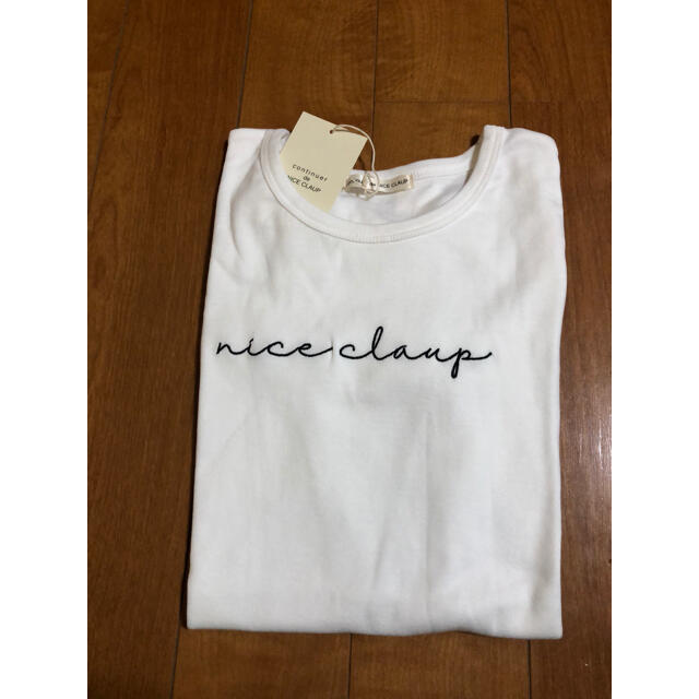 NICE CLAUP(ナイスクラップ)の新品　NICE CLAUP 刺繍　ロゴ　白　Tシャツ　 レディースのトップス(Tシャツ(半袖/袖なし))の商品写真