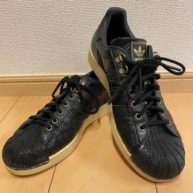 adidas(アディダス)のアディダス  スニーカー　ブラック×ゴールド　28.0cm メンズの靴/シューズ(スニーカー)の商品写真