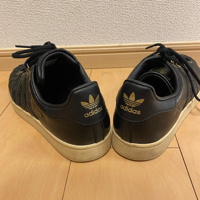 adidas(アディダス)のアディダス  スニーカー　ブラック×ゴールド　28.0cm メンズの靴/シューズ(スニーカー)の商品写真