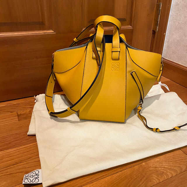 LOEWE(ロエベ)のロエベ　ハンモック　レアカラー　マンゴーイエロー レディースのバッグ(ショルダーバッグ)の商品写真
