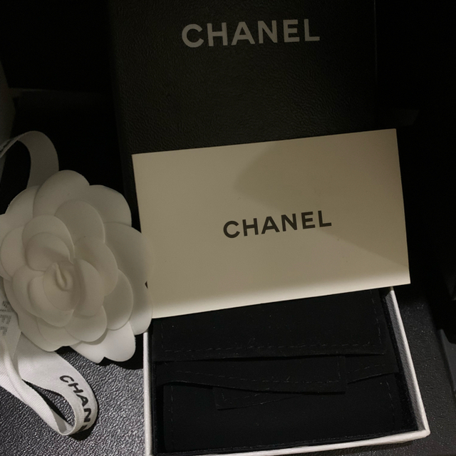 CHANEL(シャネル)の新品銀座限定CHANEL紫白パールx留CHANEL(刻印)ロゴいり2重揺れピアス レディースのアクセサリー(ピアス)の商品写真