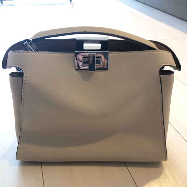 FENDI(フェンディ)のフェンディ　エッセンシャリー　カメリア レディースのバッグ(ハンドバッグ)の商品写真