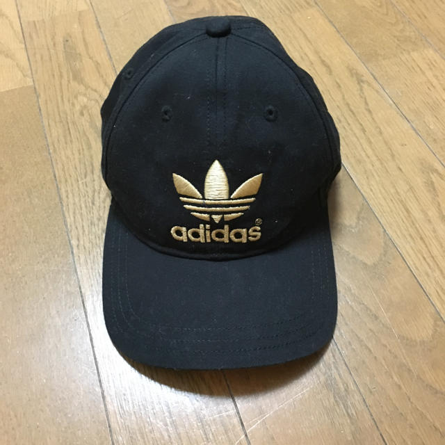 adidas(アディダス)の黒×ゴールド♡ レディースの帽子(キャップ)の商品写真