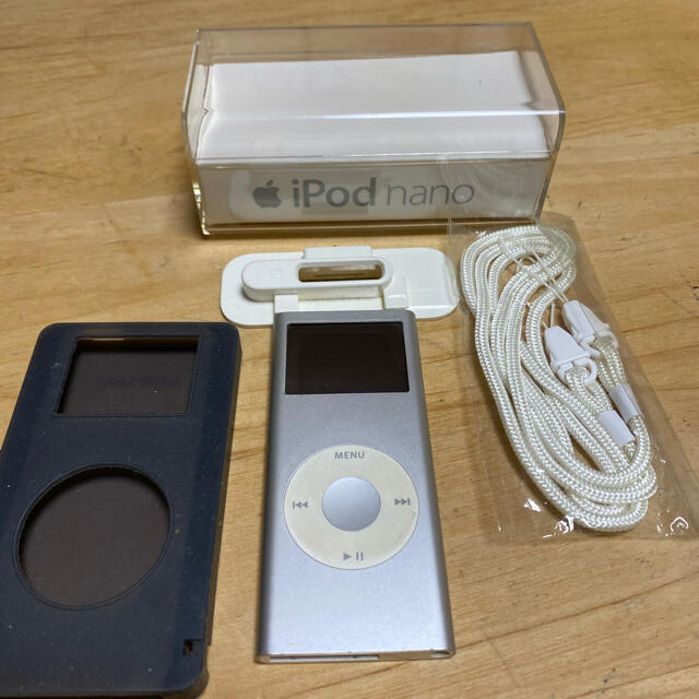 Apple(アップル)のApple iPod nano 4Gシルバー  スマホ/家電/カメラのオーディオ機器(ポータブルプレーヤー)の商品写真