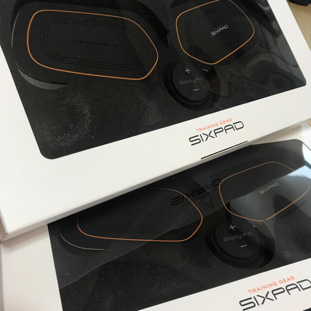 SIXPAD(シックスパッド)の電池式+箱付きSIXPAD 腕足用　2台 コスメ/美容のダイエット(エクササイズ用品)の商品写真