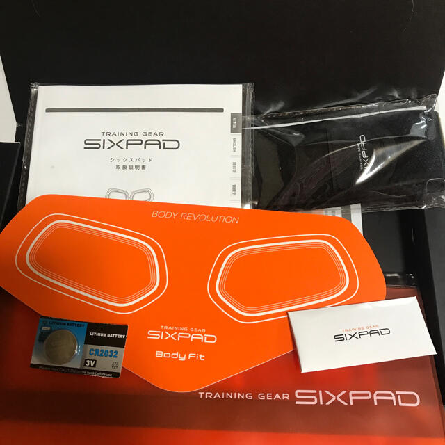 SIXPAD(シックスパッド)の電池式+箱付きSIXPAD 腕足用　2台 コスメ/美容のダイエット(エクササイズ用品)の商品写真