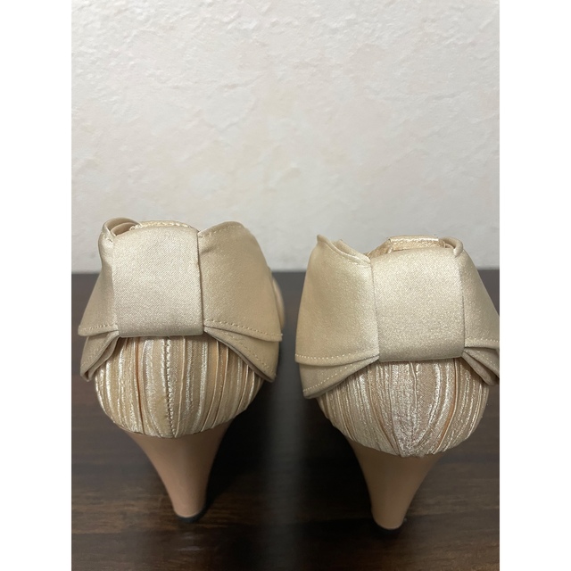 純日本製　サテンシャーリング　バックリボン　パンプス ヒール ベージュ S レディースの靴/シューズ(ハイヒール/パンプス)の商品写真