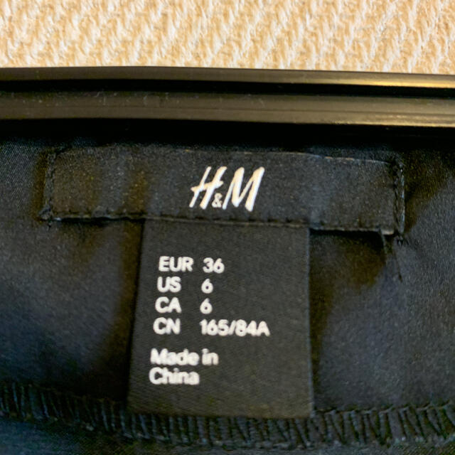 H&M(エイチアンドエム)のH&M 黒花柄入り　チュニック レディースのトップス(チュニック)の商品写真