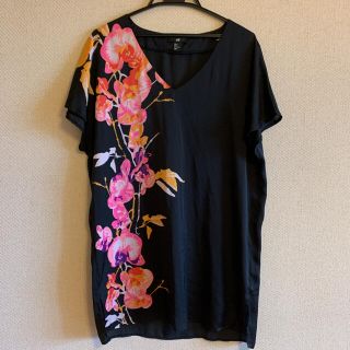 エイチアンドエム(H&M)のH&M 黒花柄入り　チュニック(チュニック)