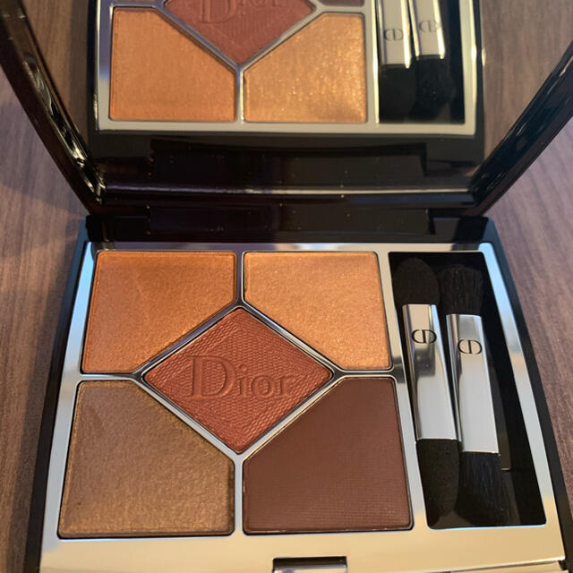 Dior サンククルールクチュール689 アイシャドウ