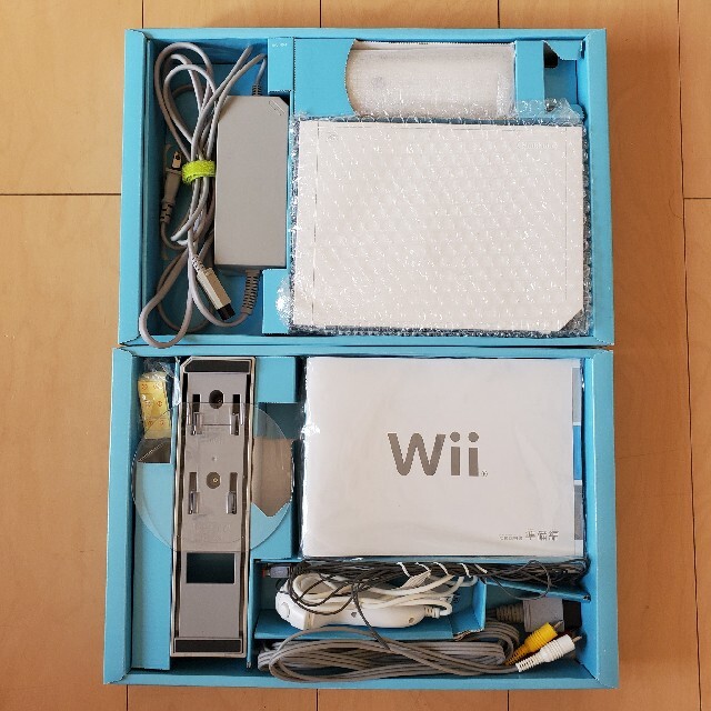 Wii(ウィー)のWii本体 + Wii Fit Plus バランスWiiボードセット エンタメ/ホビーのゲームソフト/ゲーム機本体(家庭用ゲーム機本体)の商品写真