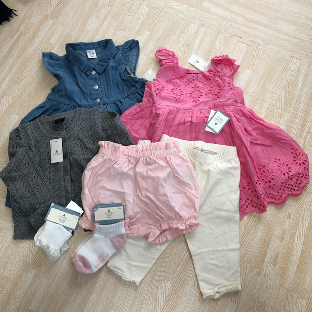 babyGAP(ベビーギャップ)の新品未使用　babyGap 女の子お洋服7点セット　90〜95サイズ キッズ/ベビー/マタニティのキッズ服女の子用(90cm~)(ワンピース)の商品写真