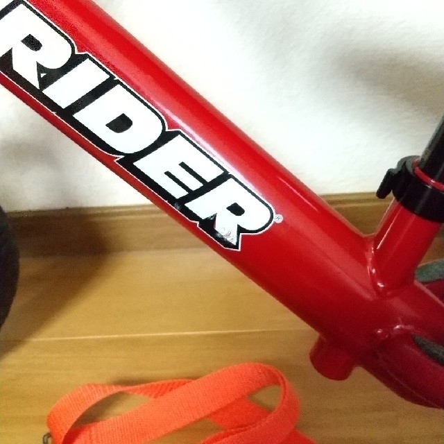 STRIDA(ストライダ)のストライダ STRIDER 赤 正規品 専用収納袋付 チェストガード付 美品 キッズ/ベビー/マタニティの外出/移動用品(自転車)の商品写真