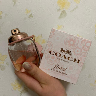 コーチ(COACH)の【送料込】coach 香水　箱あり　30ml floral(香水(女性用))