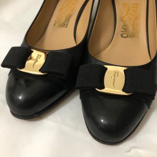 サルヴァトーレフェラガモ(Salvatore Ferragamo)のフェラガモ　パンプス　黒 サイズ7.2/1(ハイヒール/パンプス)