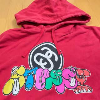 ステューシー(STUSSY)のSTUSSY カラフル シャネルロゴ レッド メンズＭサイズ SSリング 総柄(パーカー)