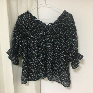 ダブルクローゼット(w closet)の花柄トップス(シャツ/ブラウス(半袖/袖なし))