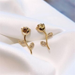 ゴールドローズピアス♡韓国アクセ　インポートアクセ(ピアス)