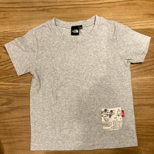 THE NORTH FACE(ザノースフェイス)のノースフェイス　ポケット付　Tシャツ　グレー　110 キッズ/ベビー/マタニティのキッズ服男の子用(90cm~)(Tシャツ/カットソー)の商品写真