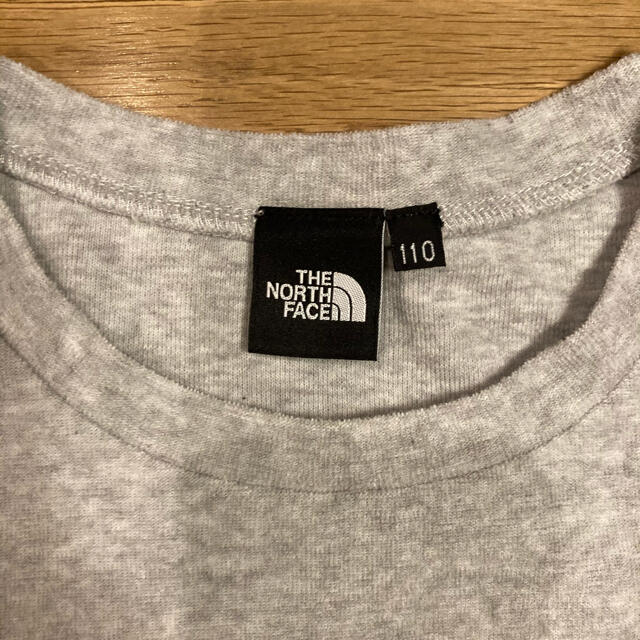 THE NORTH FACE(ザノースフェイス)のノースフェイス　ポケット付　Tシャツ　グレー　110 キッズ/ベビー/マタニティのキッズ服男の子用(90cm~)(Tシャツ/カットソー)の商品写真