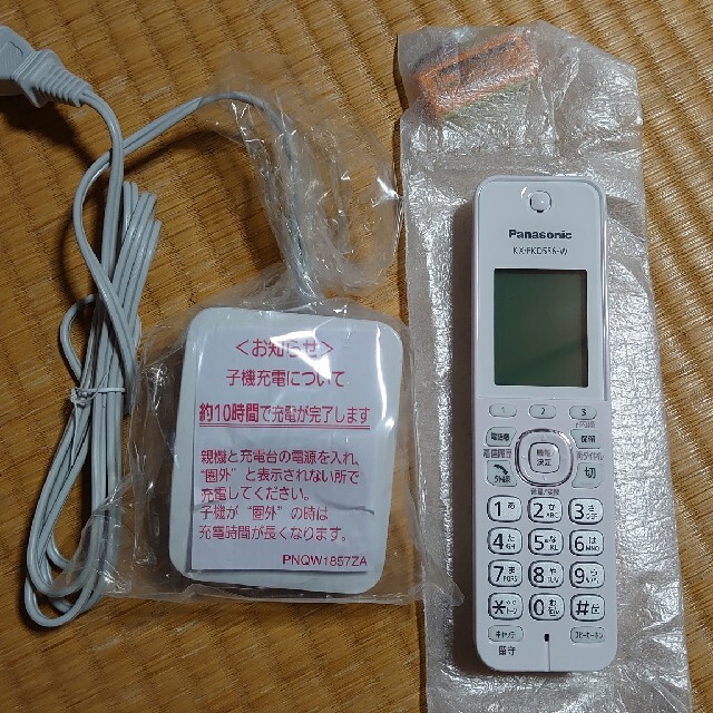 Panasonic　パナソニック　KX-FKD556-W　子機 インテリア/住まい/日用品の収納家具(電話台/ファックス台)の商品写真