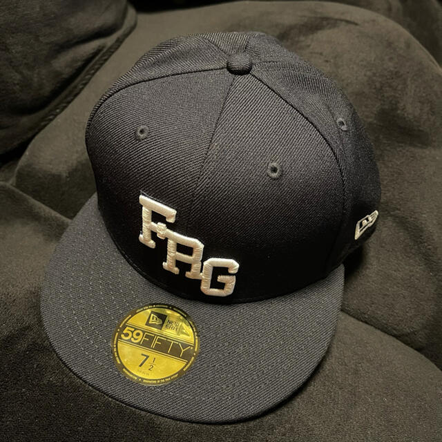 NEW ERA(ニューエラー)のFRAGMENT DESIGN × NEW ERA 7 1/2 メンズの帽子(キャップ)の商品写真