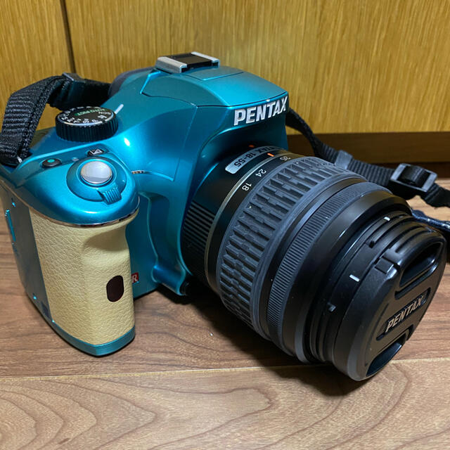 PENTAX(ペンタックス)の中古美品　PENTAX K−X レンズキット LIGHTGREEN/WHITE スマホ/家電/カメラのカメラ(デジタル一眼)の商品写真