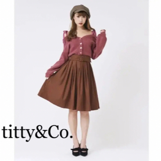 ティティアンドコー(titty&co)のtitty&Co. ダブルタックスカート キャメル(ひざ丈スカート)